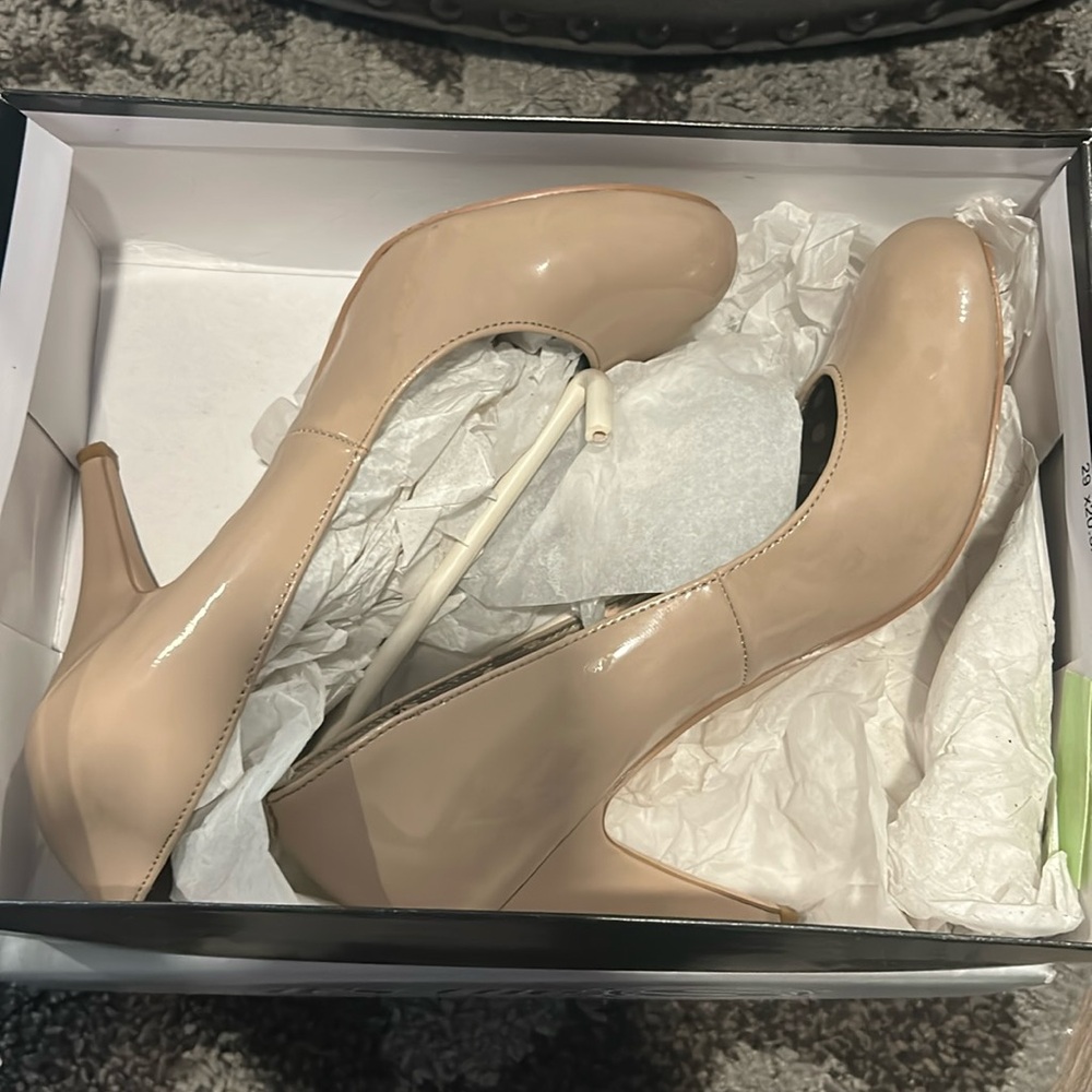 Fergaliciois black heels size 7.5 ankle strap
